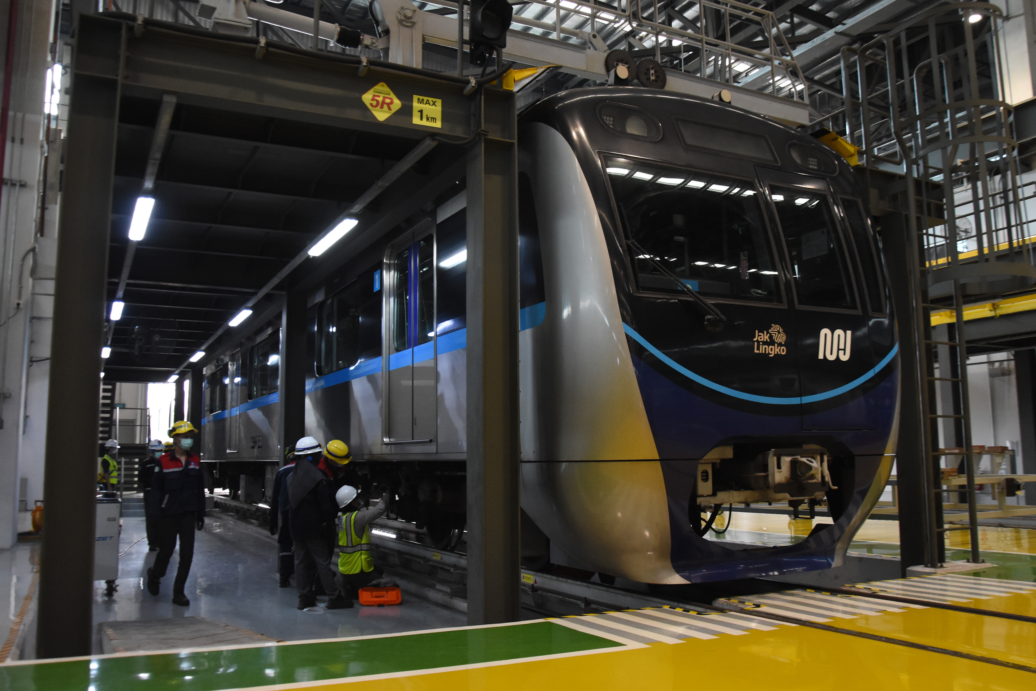 Petugas melakukan perawatan pada rangkaian MRT di Depo MRT Lebak Bulus, Jakarta, Selasa (6/12/2022). 