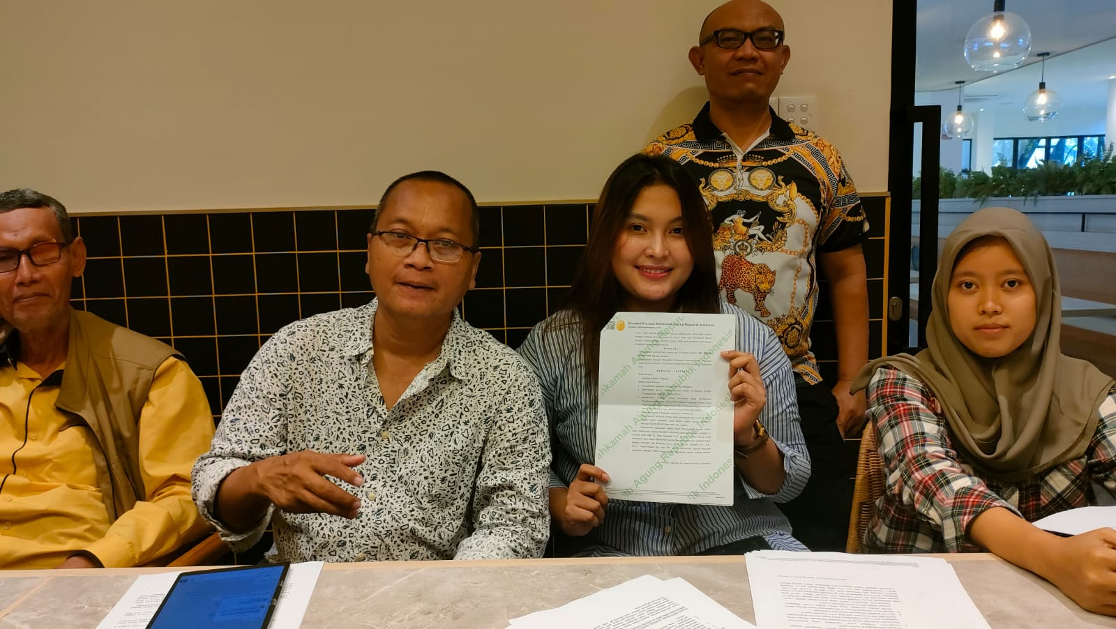 Kuasa hukum dokter Subuh, Odie Hudiyanto (tengah).