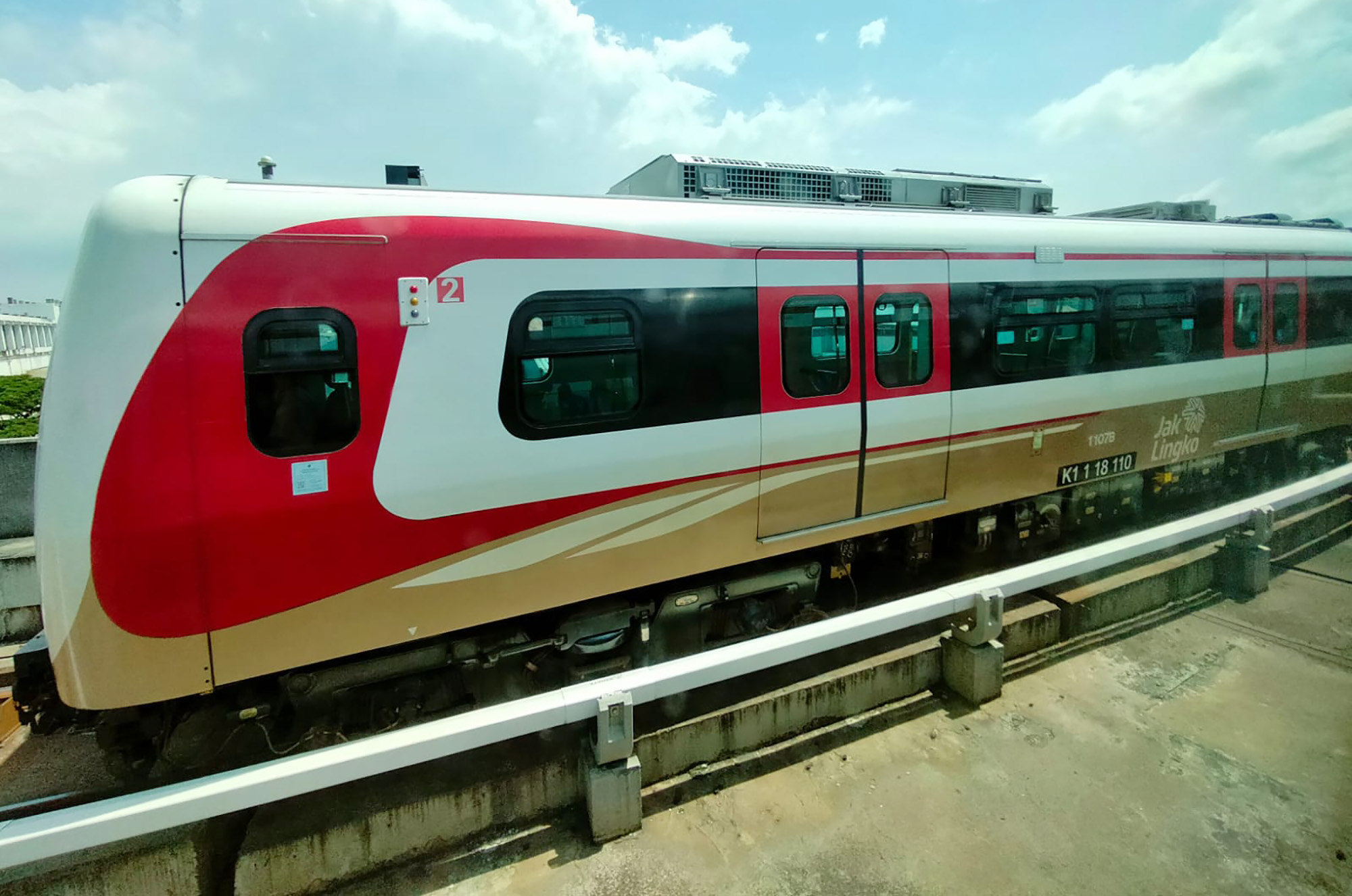 Rangkaian gerbong LRT tengah parkir di Stasiun Velodrome, Jakarta, Jumat (17/3/2023).