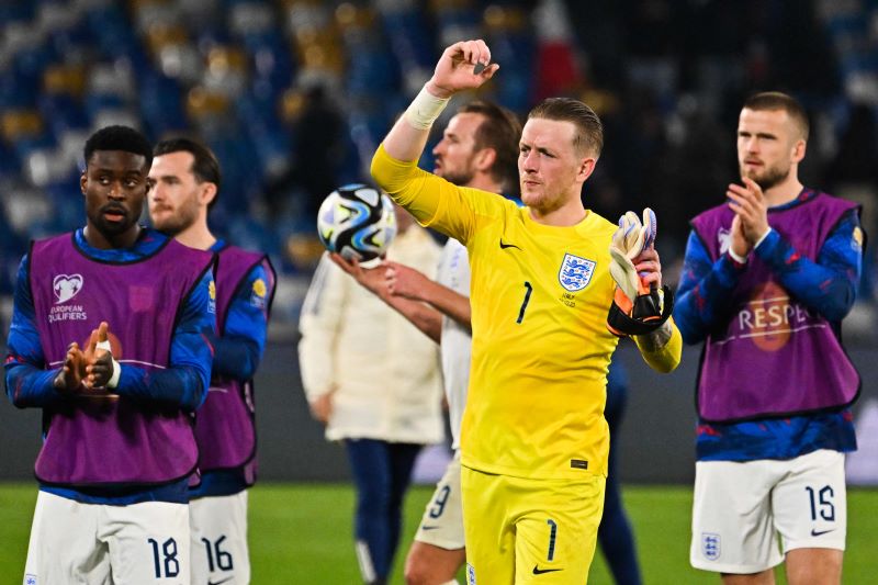 Para pemain timnas Inggris merayakan kemenangan atas Italia.