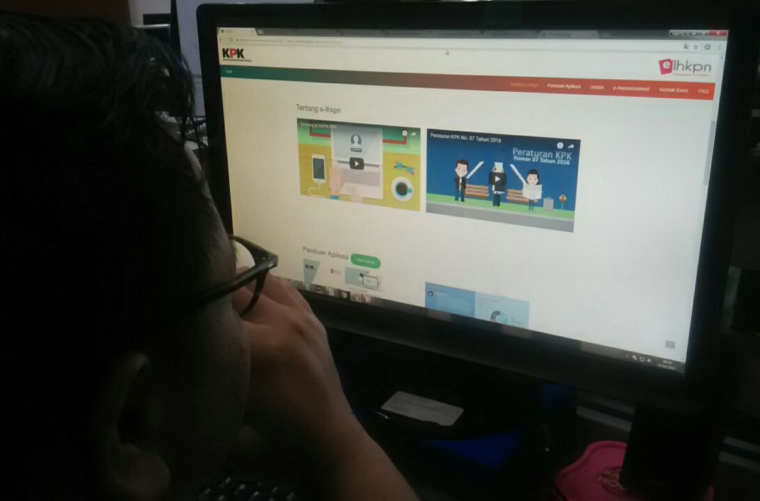 Warga mengamati eLHKPN di website KPK, di Jakarta