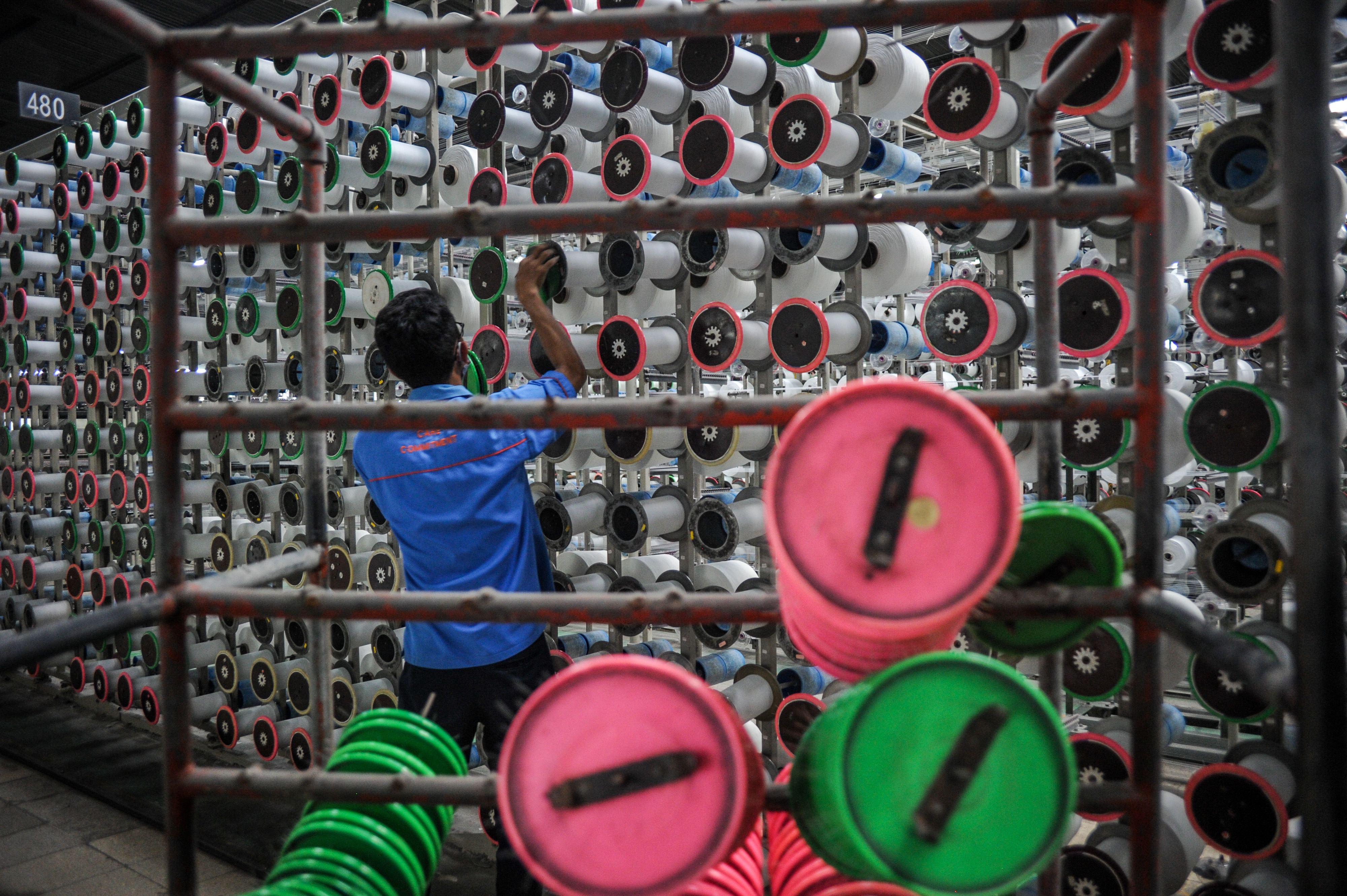 Ilustrasi: pekerja menyelesaikan produksi kain di PT Trisula Textile Industries di Cimahi, Jawa Barat, Rabu (1/3/2023).