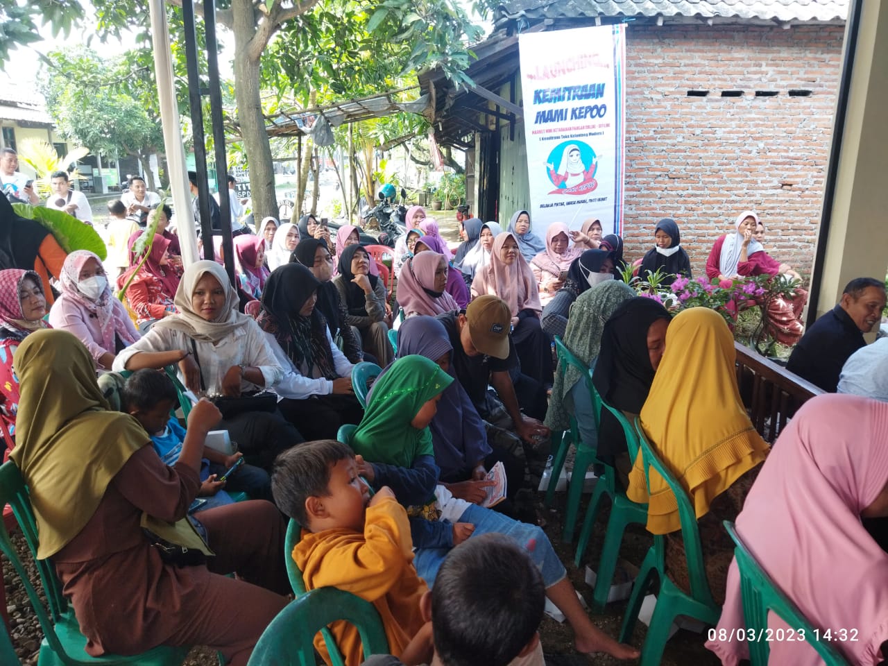 Sejumlah ibu menghadiri peresmian Market Mini Ketahanan Pangan Online Offline di Tegal