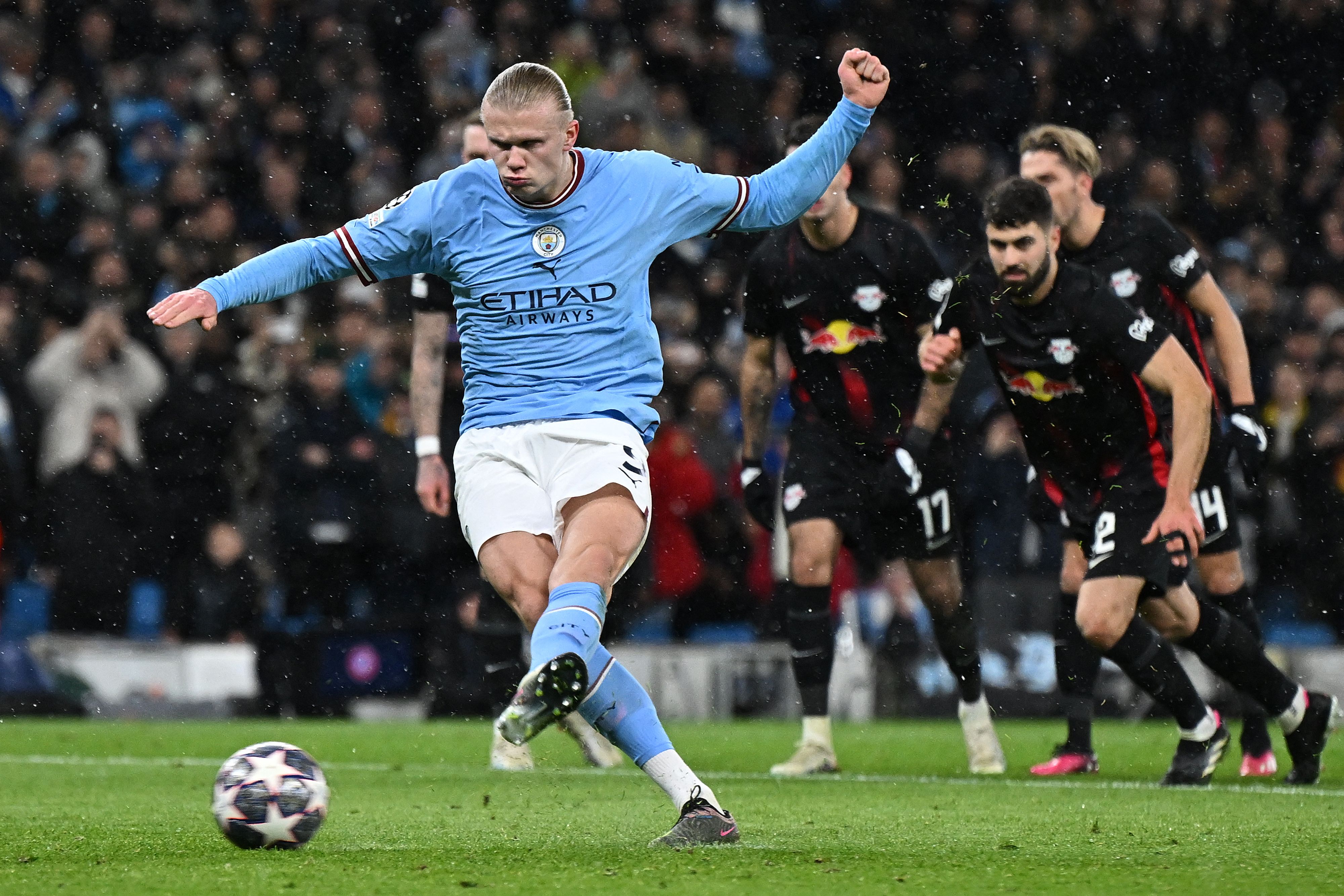 Penyerang Manchester City Erling Haaland melakukan eksekusi penalti dalam laga Liga Champions melawan RB Leipzig.