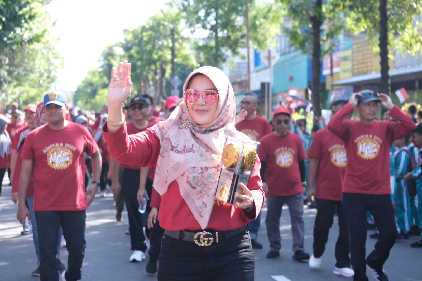 Bupati Klaten Sri Mulyani bersama warga mengarak Piala Adipura