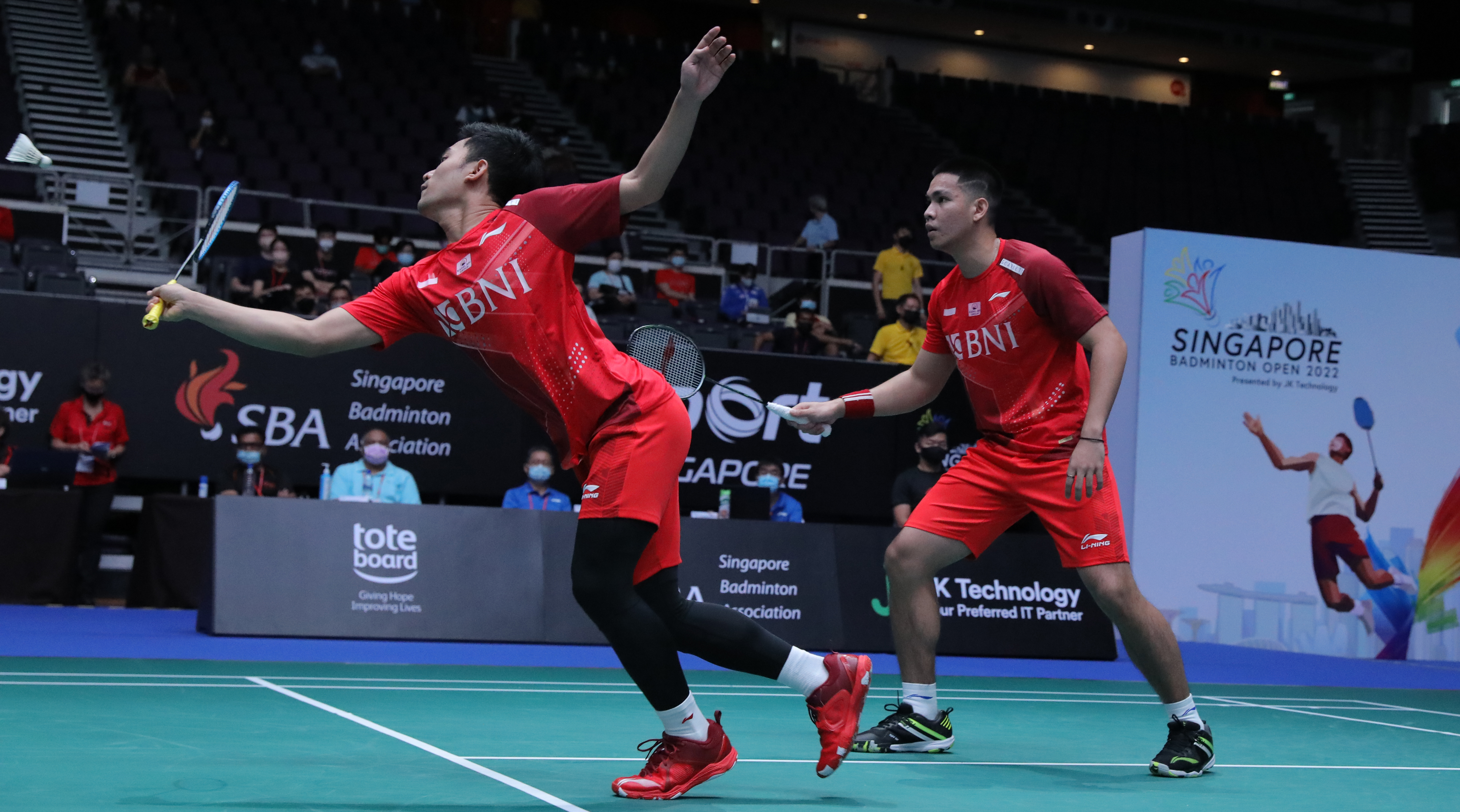 Ganda putra Indonesia Leo Rolly Carnando (kiri) dan Daniel Marthin