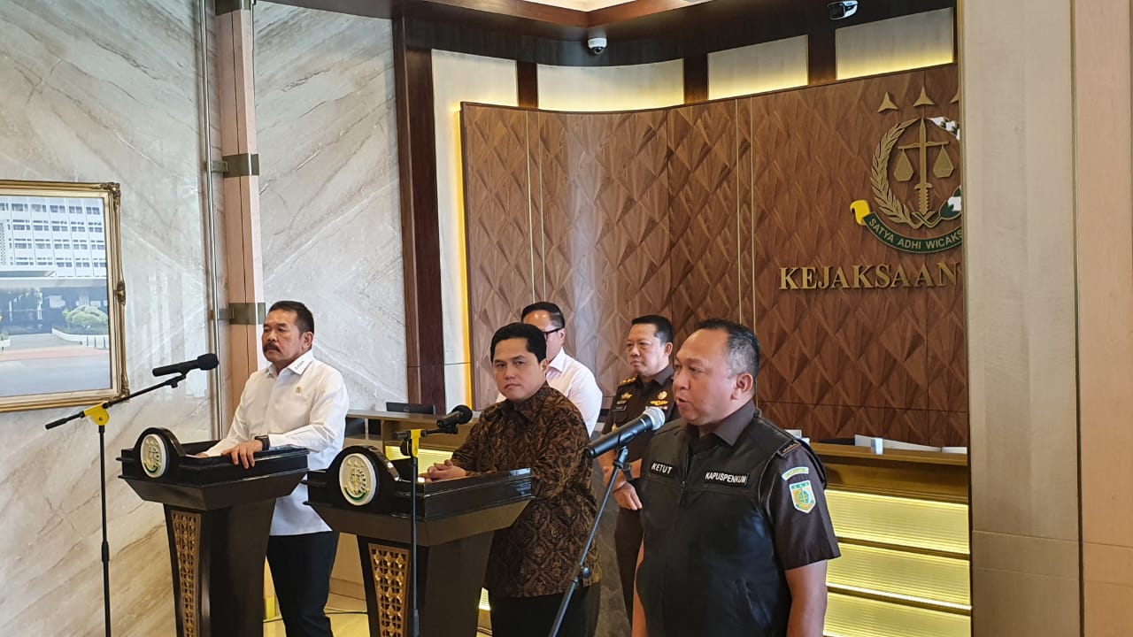 Menteri BUMN Erick Thohir menyambangi Kejagung melaporkan kasus baru terkait BUMN sektor keuangan