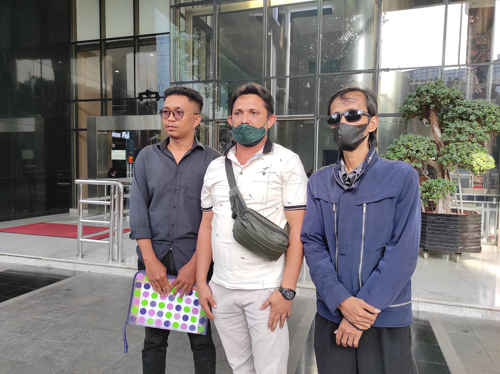 Tim dari Lembaga Monitoring Hukum dan Keuangan Negara, usai membuat pengaduan dugaan koprupso di Biak dan Mimika ke KPK, Jumat (17/3/2024)