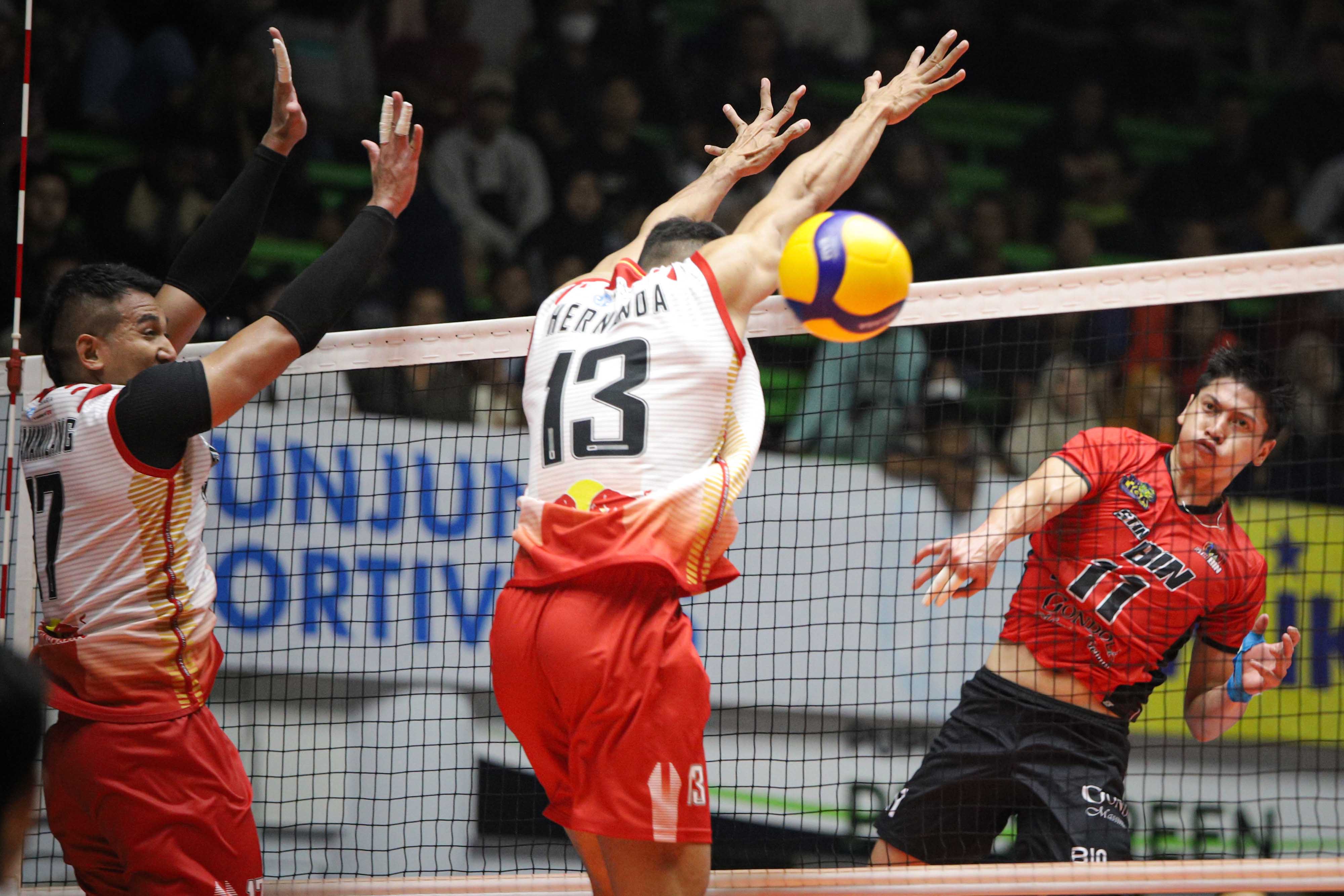 Pebola voli putra Jakarta STIN BIN Dimas Saputra (kanan) melepaskan smes 