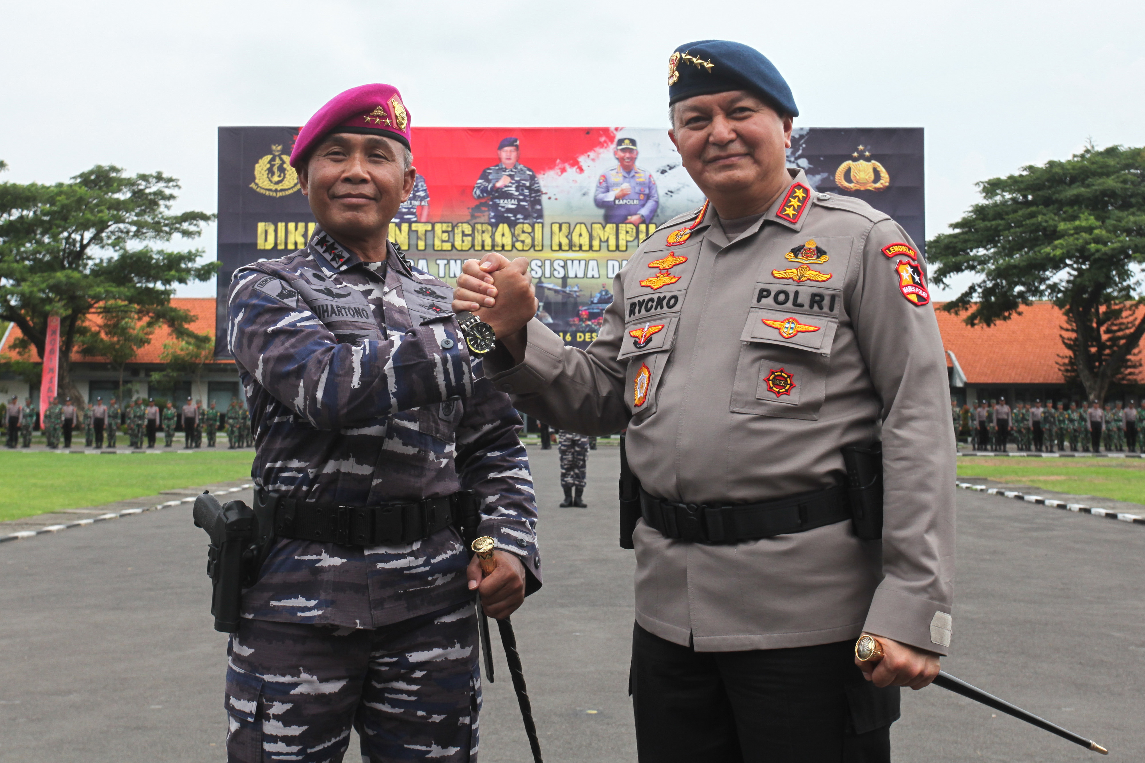 Kapolri Jenderal Listyo Sigit Prabowo menunjuk Komjen Rycko Amelza Dahniel (kanan) sebagai Ketua BNPT.