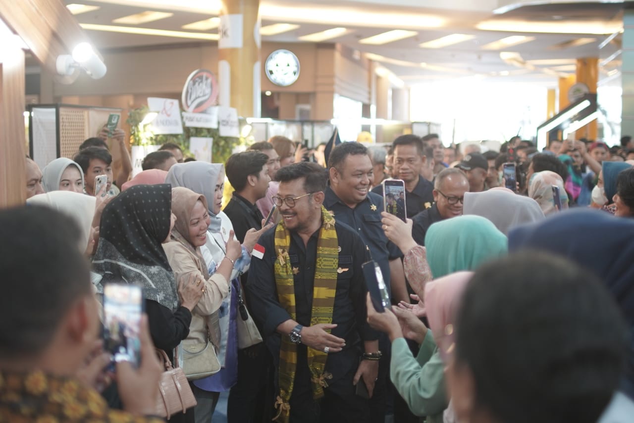 Mentan Syahrul Yasin Limpo mengunjungi Social Creative Coffee Expo di Makassar, Sulawersi Selatan, Minggu (12/3).