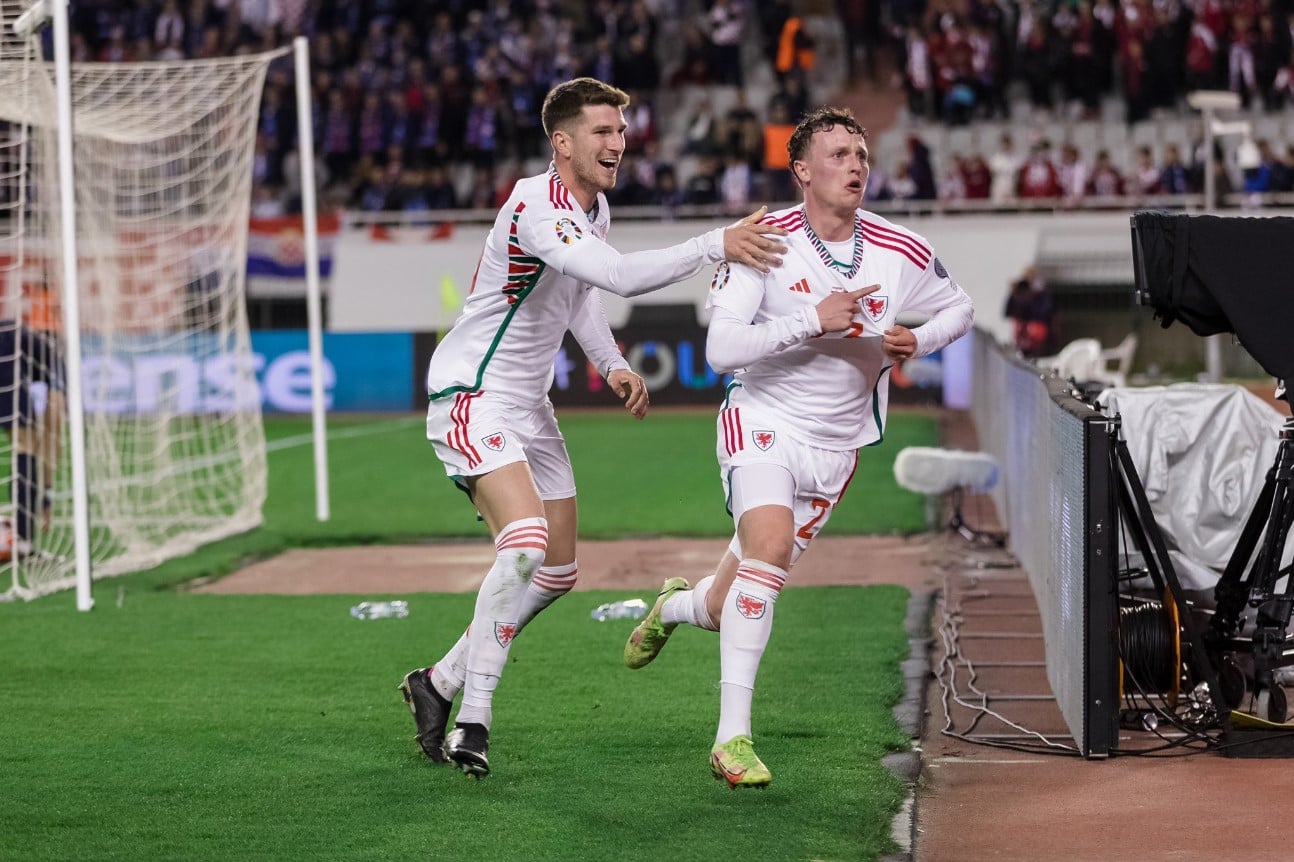Pemain timnas Wales Nathan Broadbead (kanan) melakukan selebrasi usai mencetak gol ke gawang Kroasia di laga kualifikasi Piala Eropa 2024. 