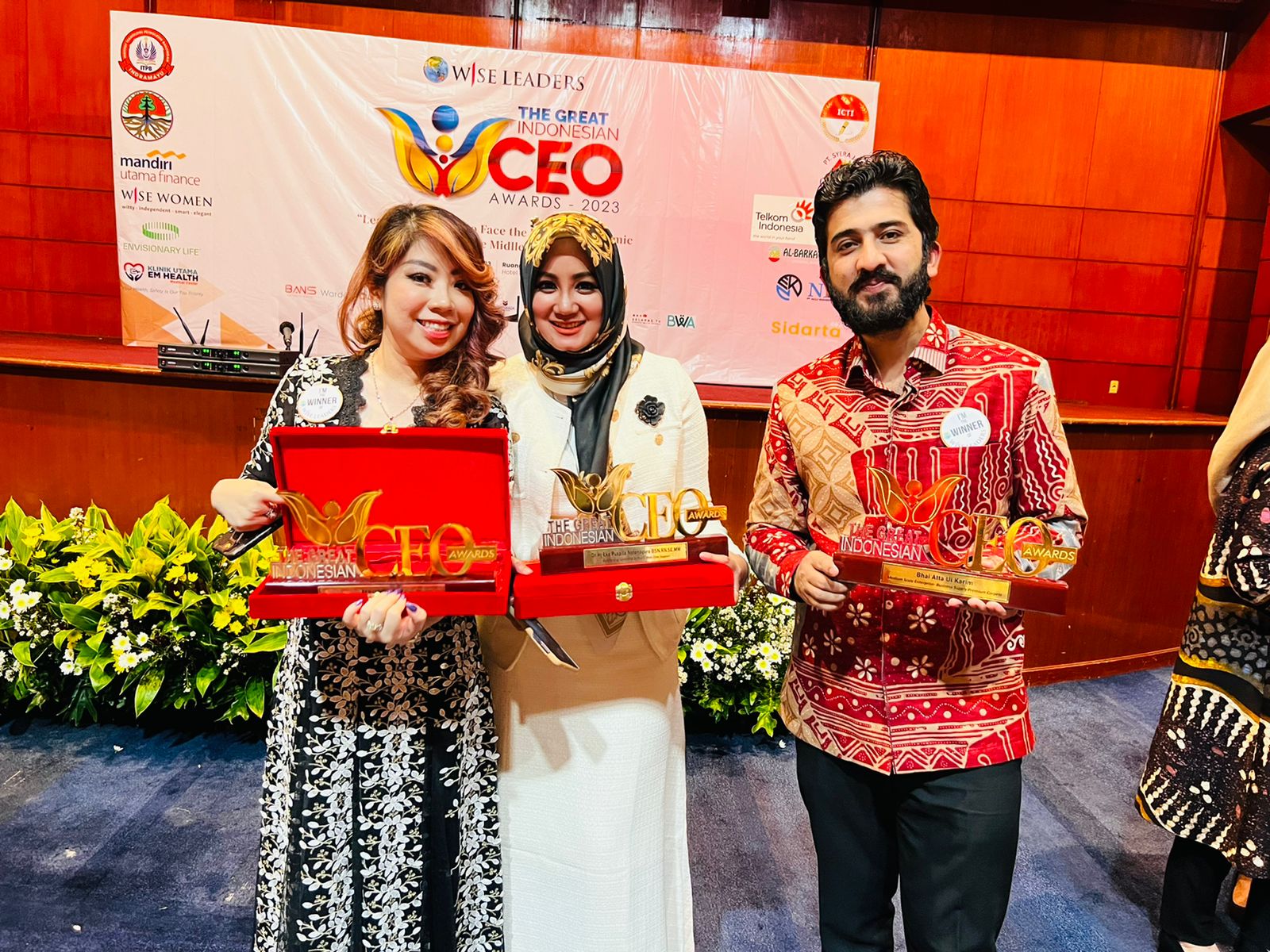 CO Owner jaringan toko karpet Albarkat Carpet, Atta Ul Karim (kanan), meraih The Great Indonesia CEO Awards 2023,