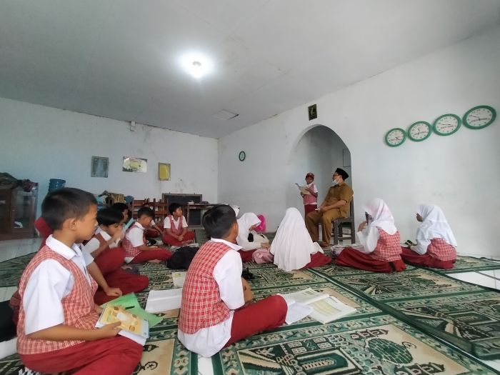 Ilustrasi guru mengajar siswa