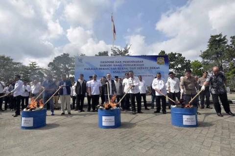 Mendag pimpin pemusnahan barang bekas impor ilegal di Kabupaten Bekasi.