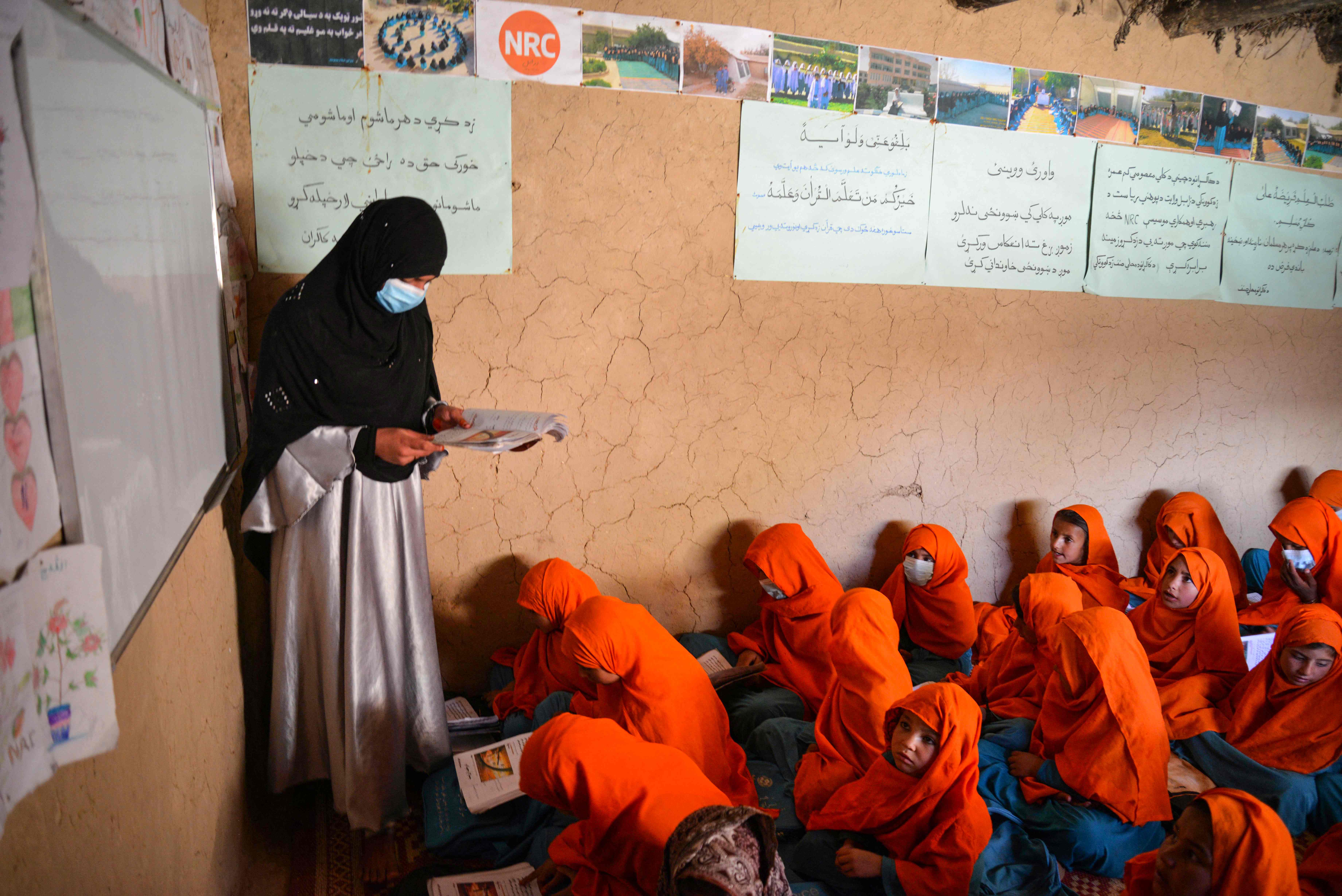 Seorang guru mengajar di sebuah sekolah khusus perempuan di Zabul, Afghanistan.