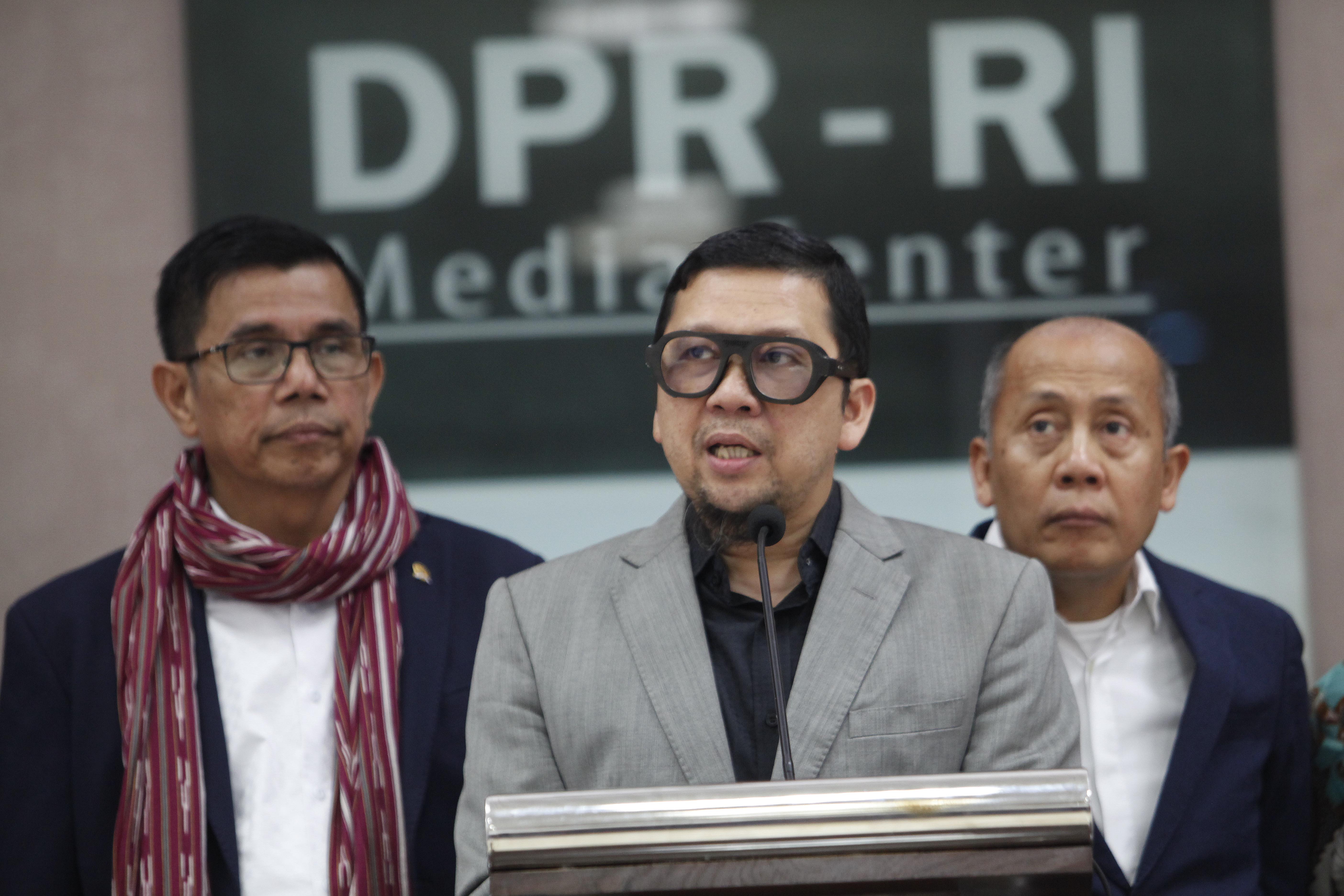 Ketua Komisi II DPR Ahmad Doli Kurnia (tengah)