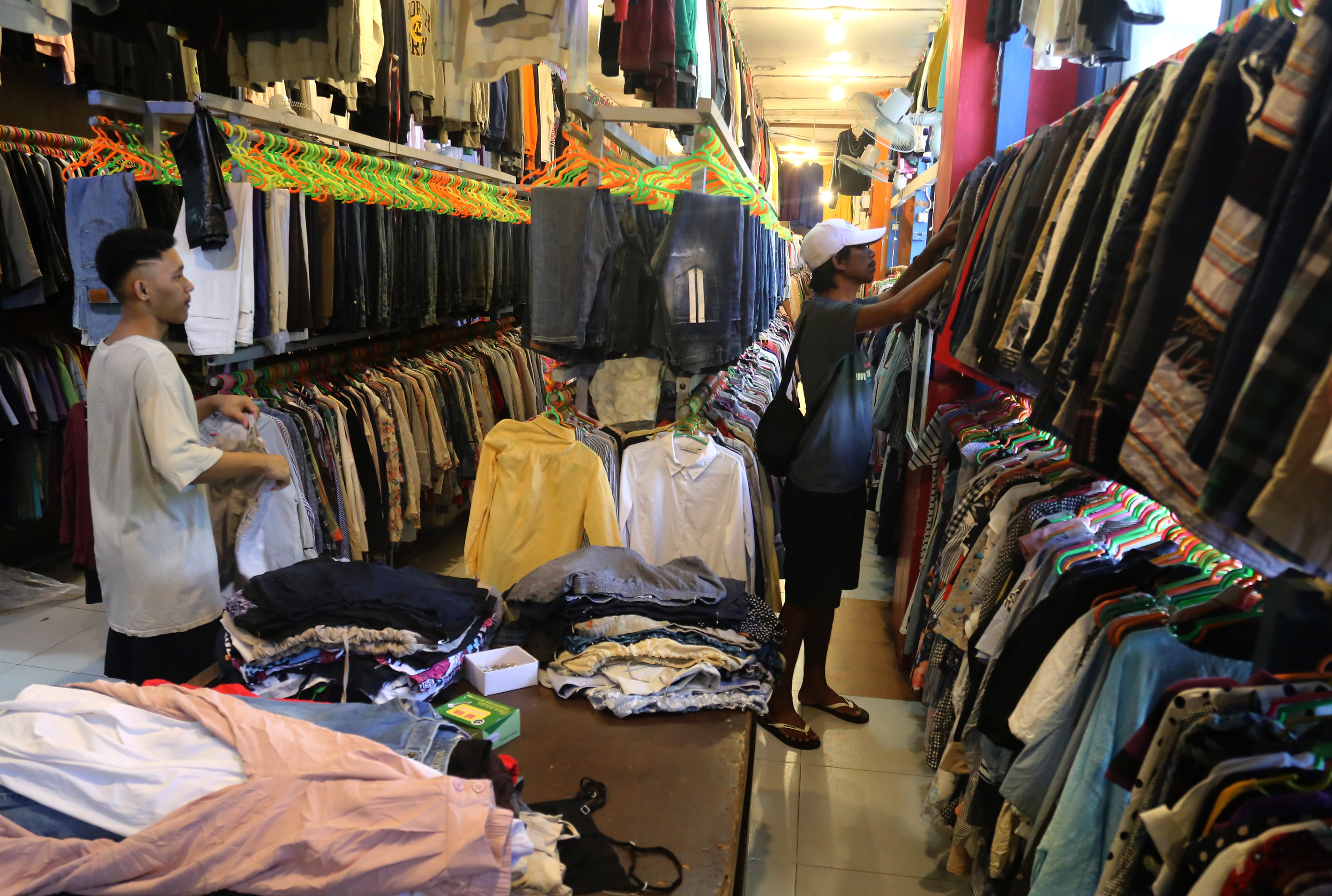 Pembeli memilih pakaian impor bekas yang dijual di Pasar Higienis, Kota Ternate, Maluku Utara, Jumat (17/3/2023)