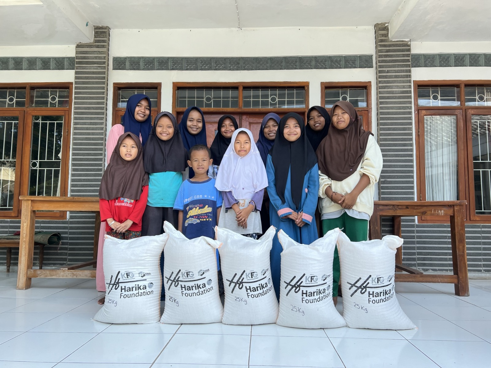 Harika Foundation membagikan beras untuk Pondok Pesantren Yatim dan Dhuafa An Nahla di Subang, Jawa Barat.