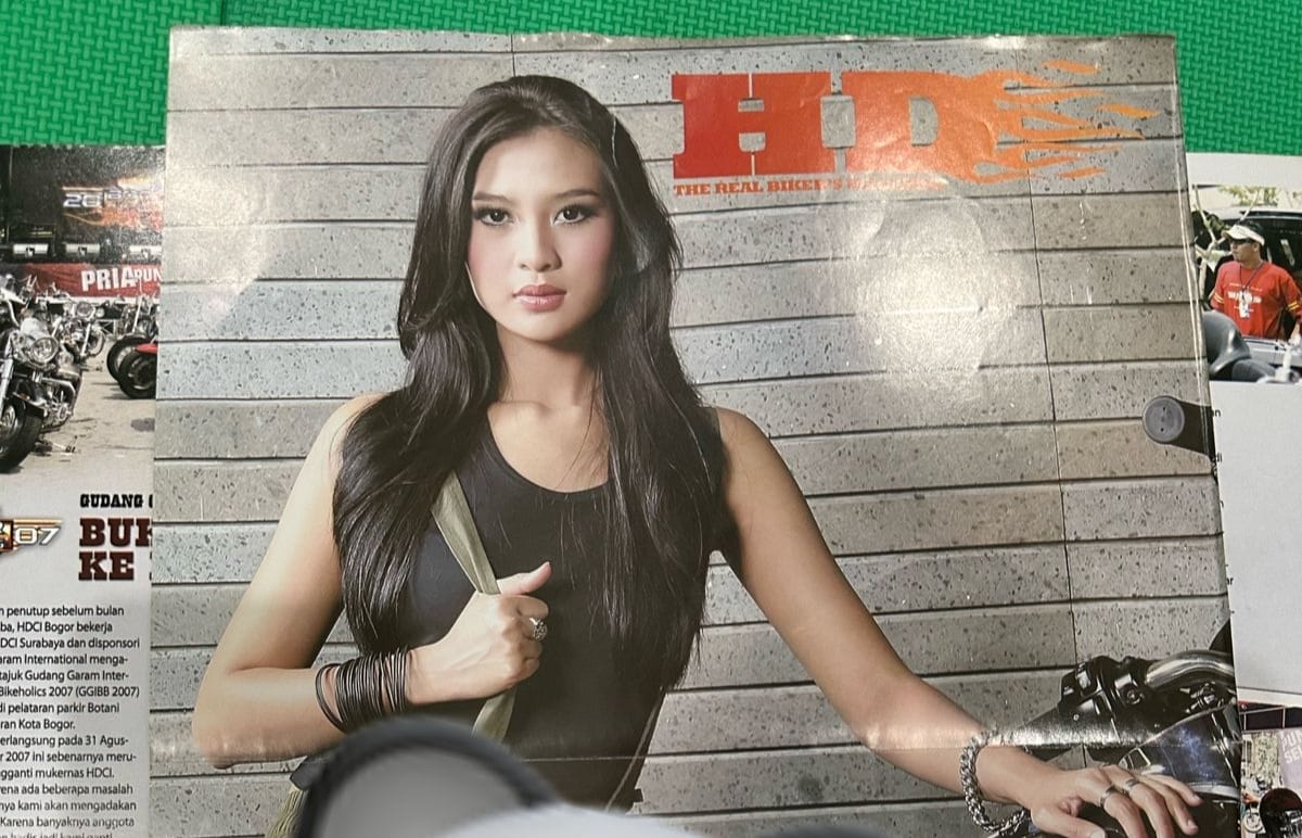 Miss Jawa Timur 2007 yang juga finalis Miss Indonesia 2007 Vidya Piscarista disorot netizen setelah foto-fotonya dinilai pamer kemewahan.