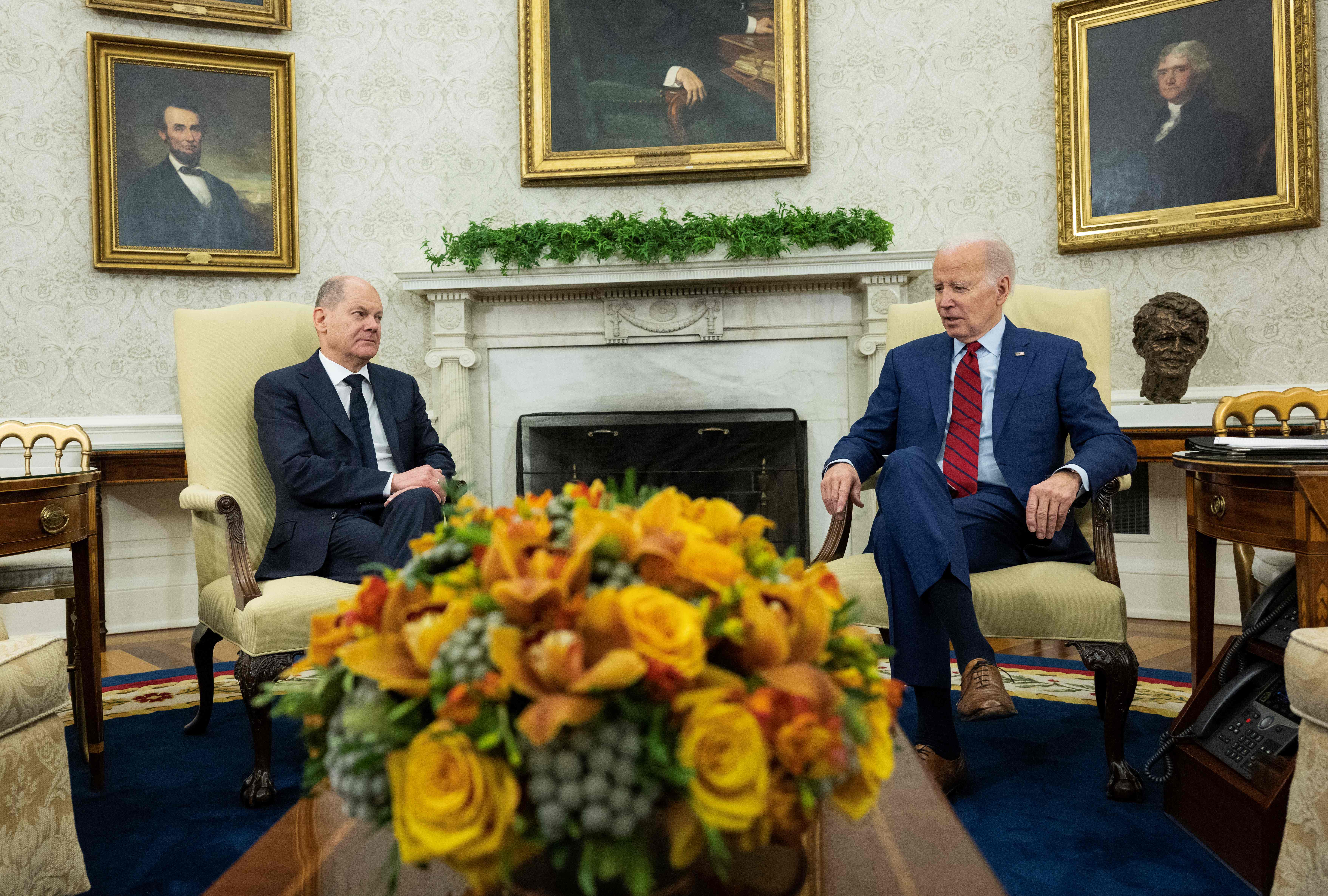 Kanselir Jerman Olaf Scholz (kiri) bertemu dengan Presiden AS Joe Biden di Gedung Putih.
