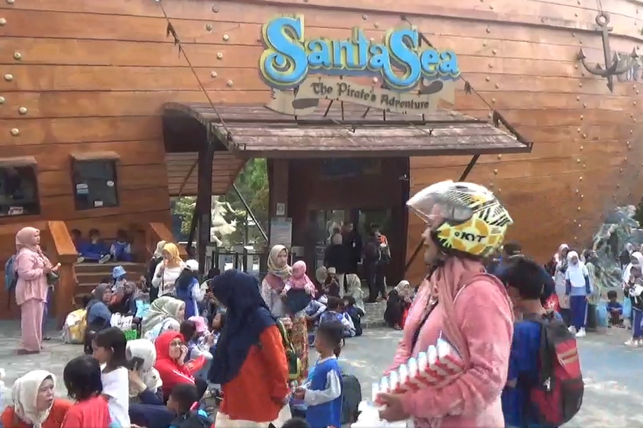 Kolam renang yang menjadi tempat kejadian.