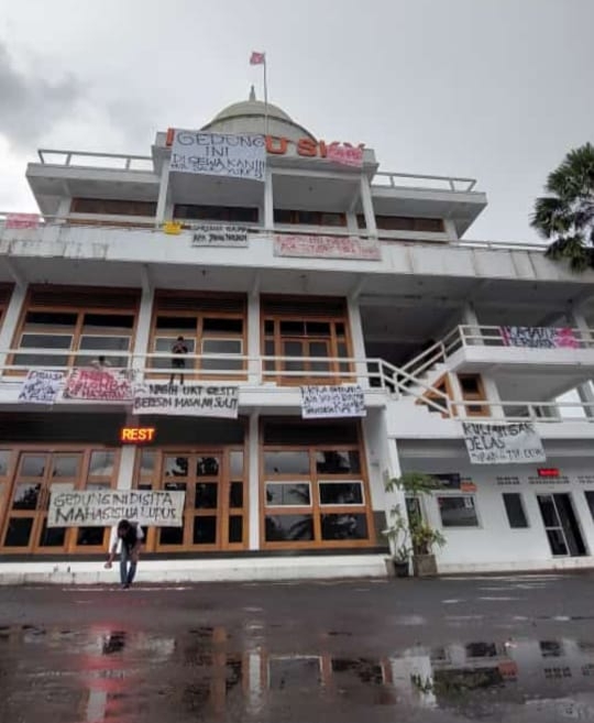 Poster dipasang mahasiswa melampiaskan kekecewaannya pada para petinggi STMIK Tasikmalaya, Jawa Barat