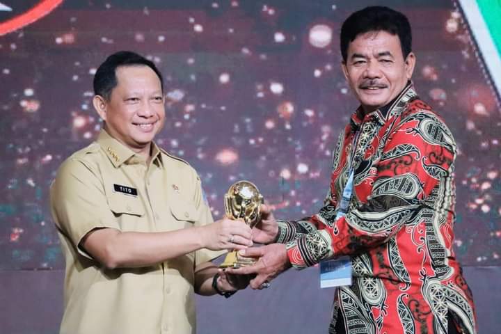 Menteri Dalam Negeri Tito Karnavian (kiri) dan Bupati Khenoki Waruwu.