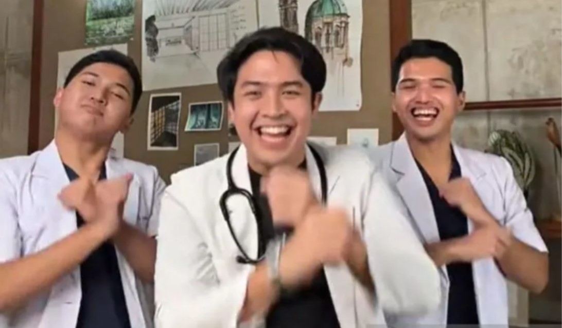 Youtuber Jerome Polin (tengah) bersama dua mahasiswa FKUI membuat konten di Tiktok.