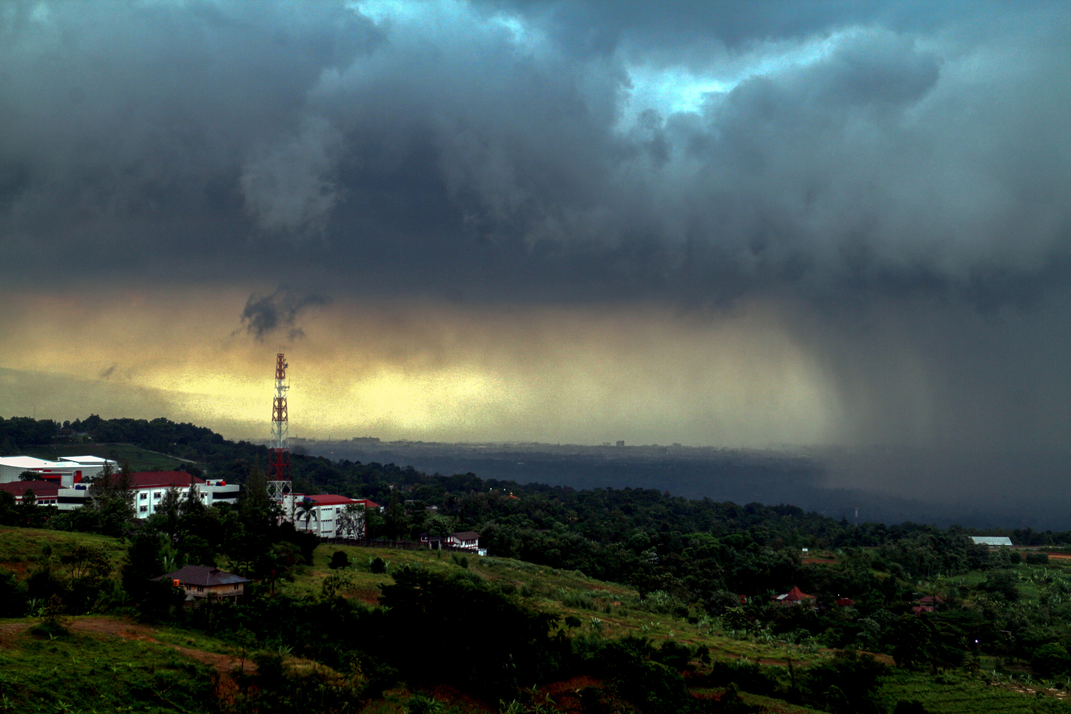  Awan mendung di kawasan Sentul, Kabupaten Bogor, Jawa Barat , Minggu (4/9/2022)