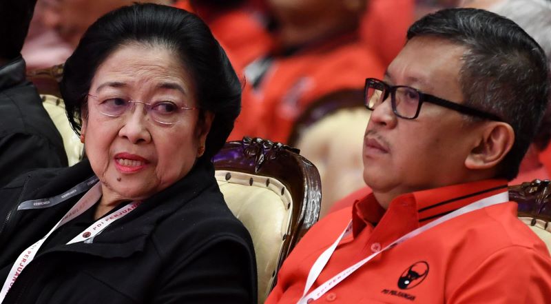 Ketua Umum Partai Demokrasi Indonesia Perjuangan (PDIP) Megawati Soekarnoputri berbincang dengan Sekjen PDIP Hasto Kristiyanto.