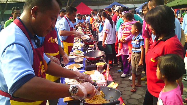 Sejumlah perwira TNI Angkatan Udara mengikuti lomba memasak nasi goreng dalam rangka memperingati Hari Pahlawan.