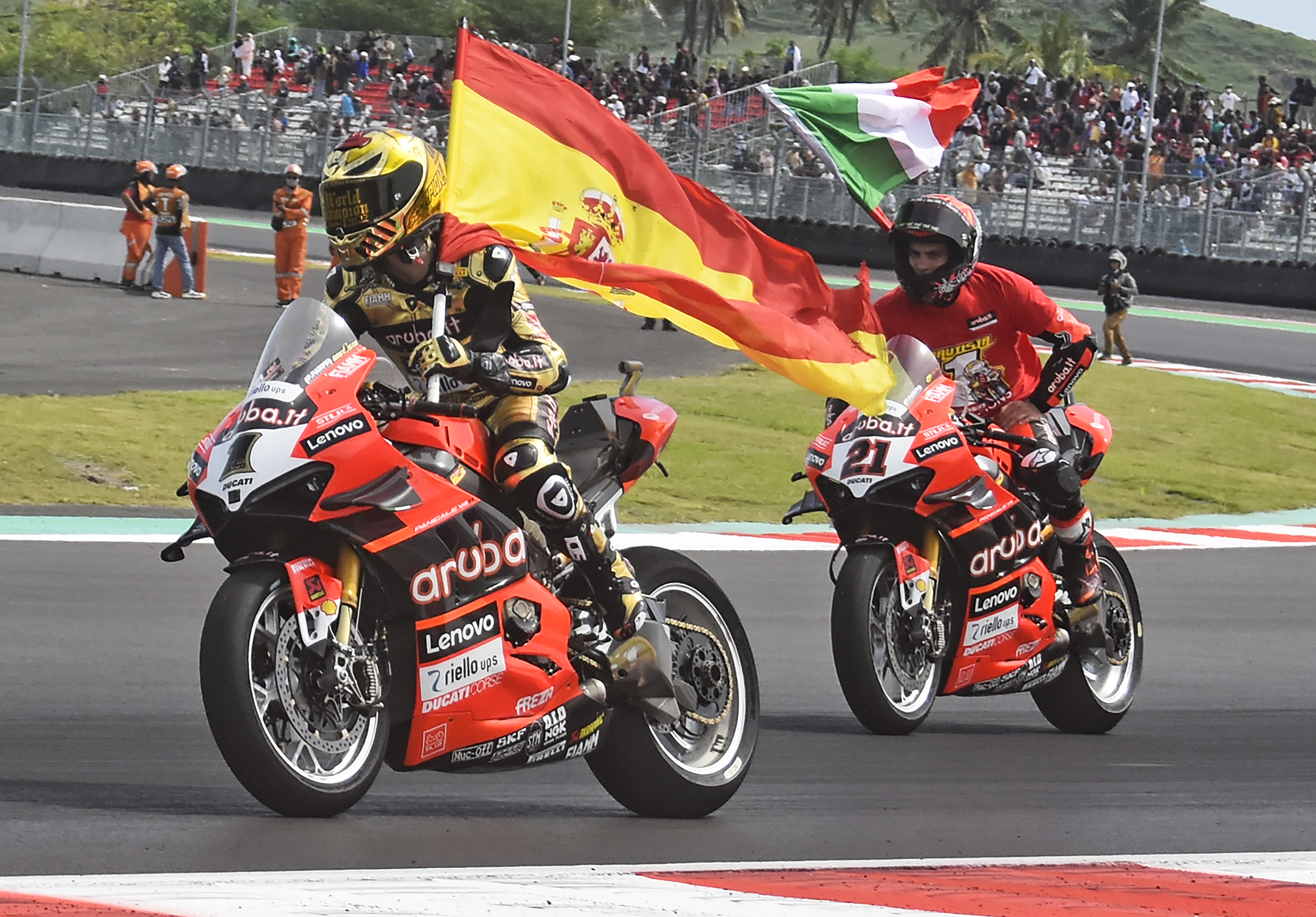 Pembalap Alvaro Bautista melakukan selebrasi seusai menjuarai World Superbike 2022 di sirkuit Mandalika