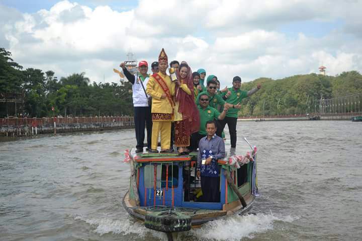 Kota Banjarmasin mengarak Piala Adipura di atas Sungai Martapura