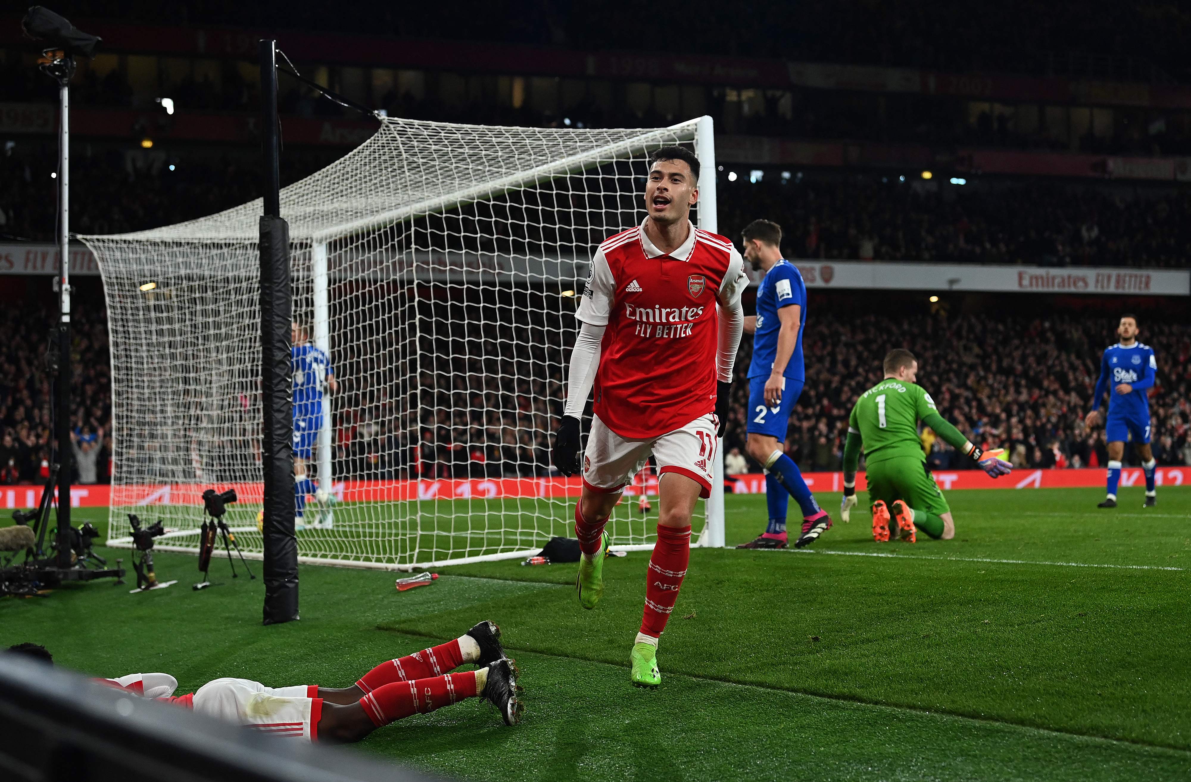 Gelandang Arsenal Gabriel Martinelli melakukan selebrasi usai mencetak gol ke gawang Everton di laga Liga Primer Inggris.