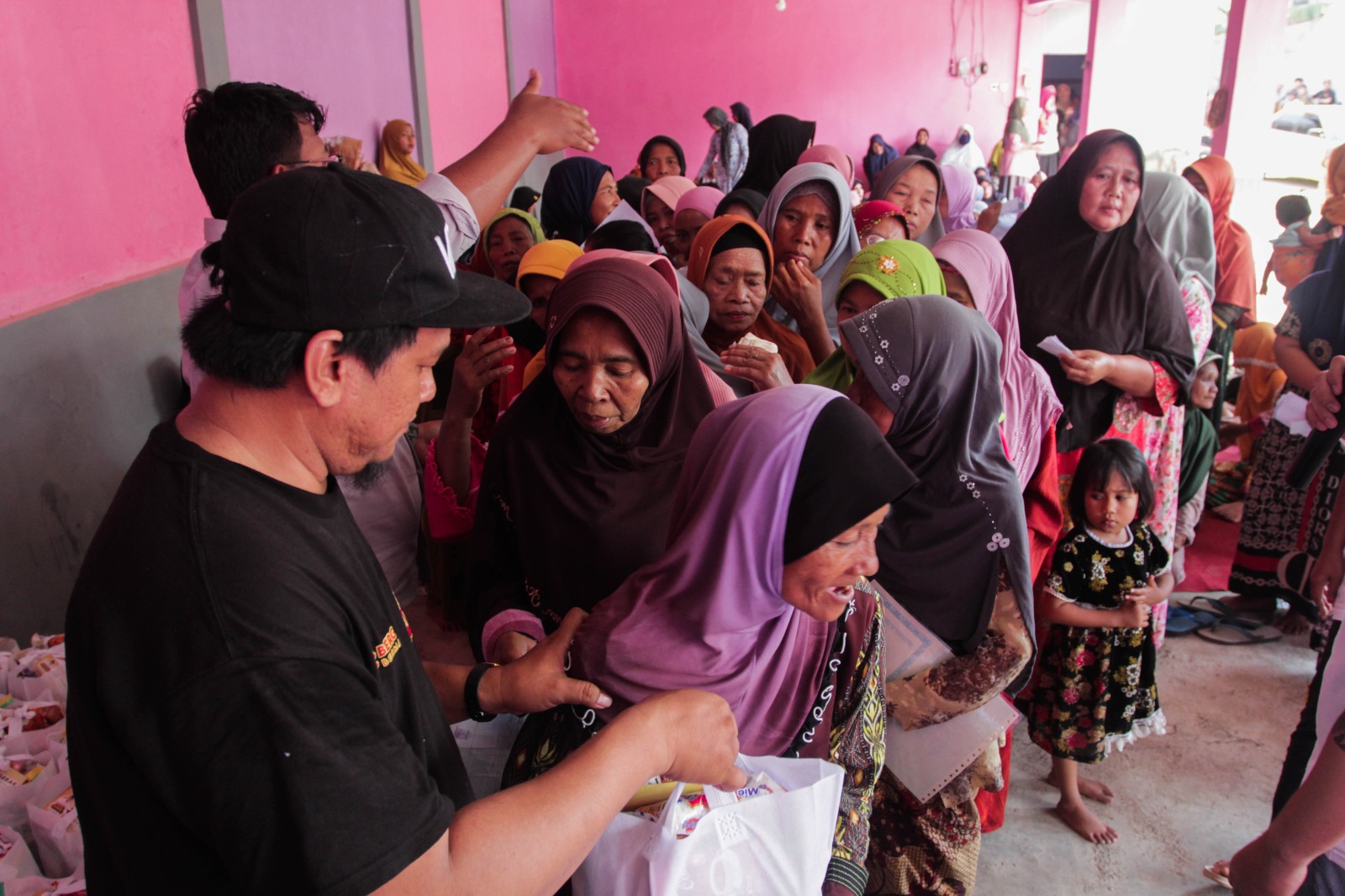 Sandi Preneur Indonesia berkolaborasi dengan Kawendra Foundation helat bazar sembako murah jelang Ramadan di Lumajang, Jatim.