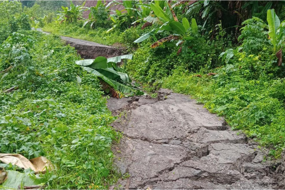 Jalan Penghubung Desa Pandai-Demondei di Pulau Adonara Terputus