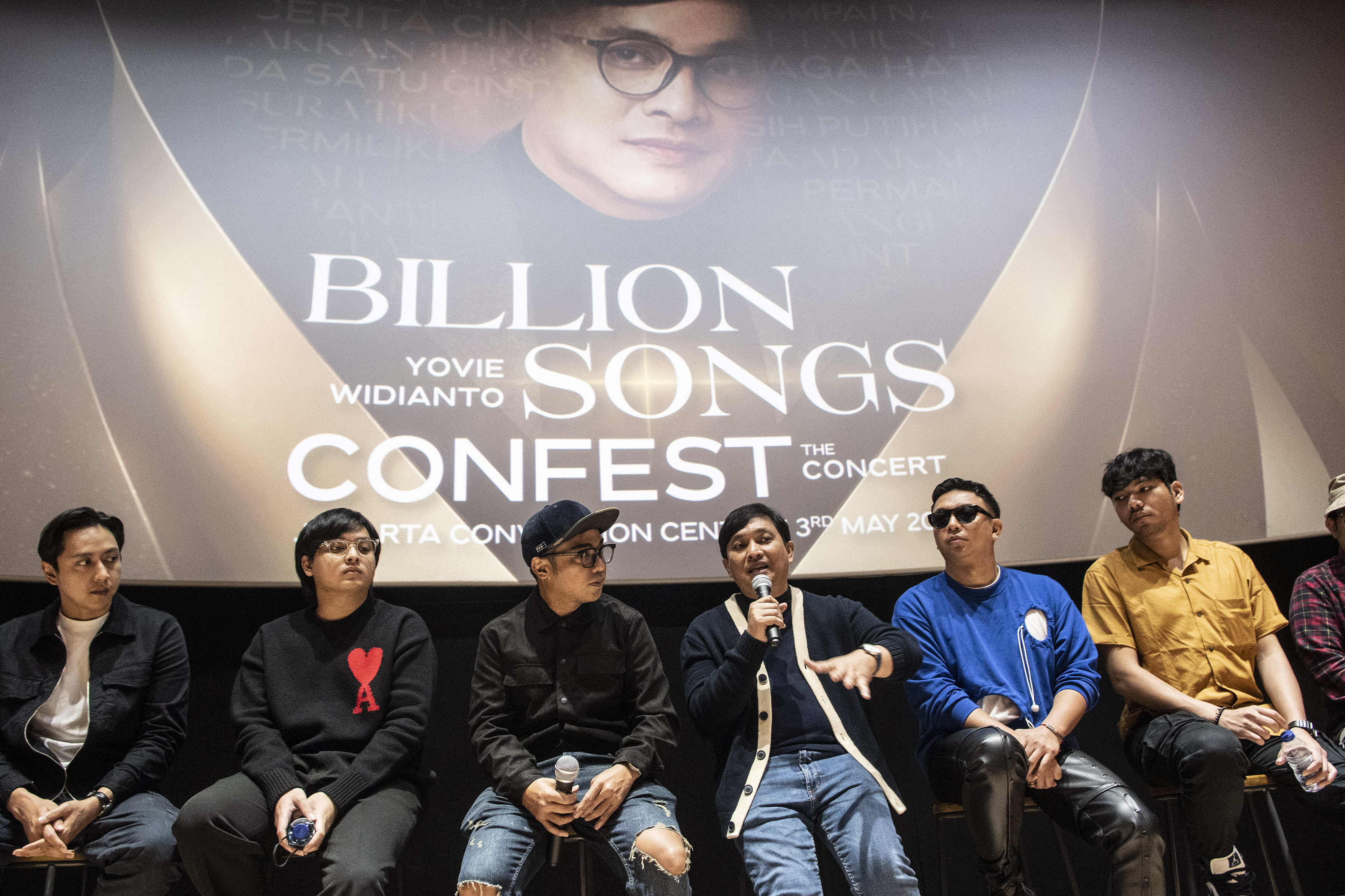 Komposer Yovie Widiyanto (keempat kiri) memberikan keterangan media terkait konser Billion Songs Confest di Jakarta, Senin (13/3). 