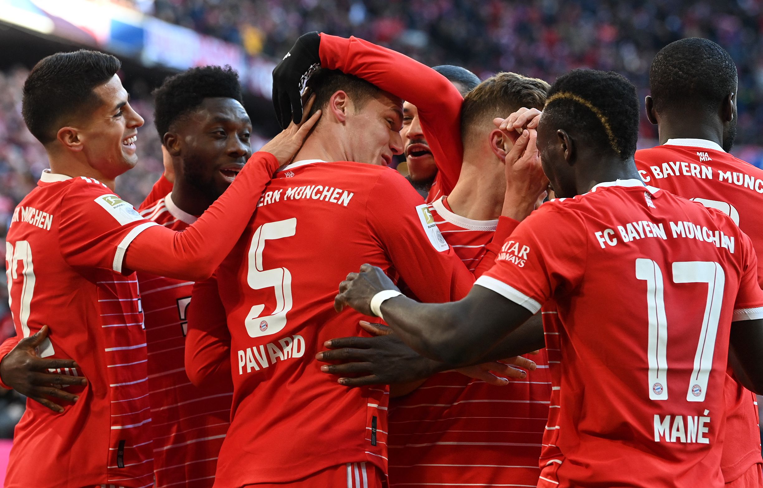 Para pemain Bayern Muenchen melakukan selebrasi usai mencetak gol ke gawang Augsburg di laga Bundesliga.