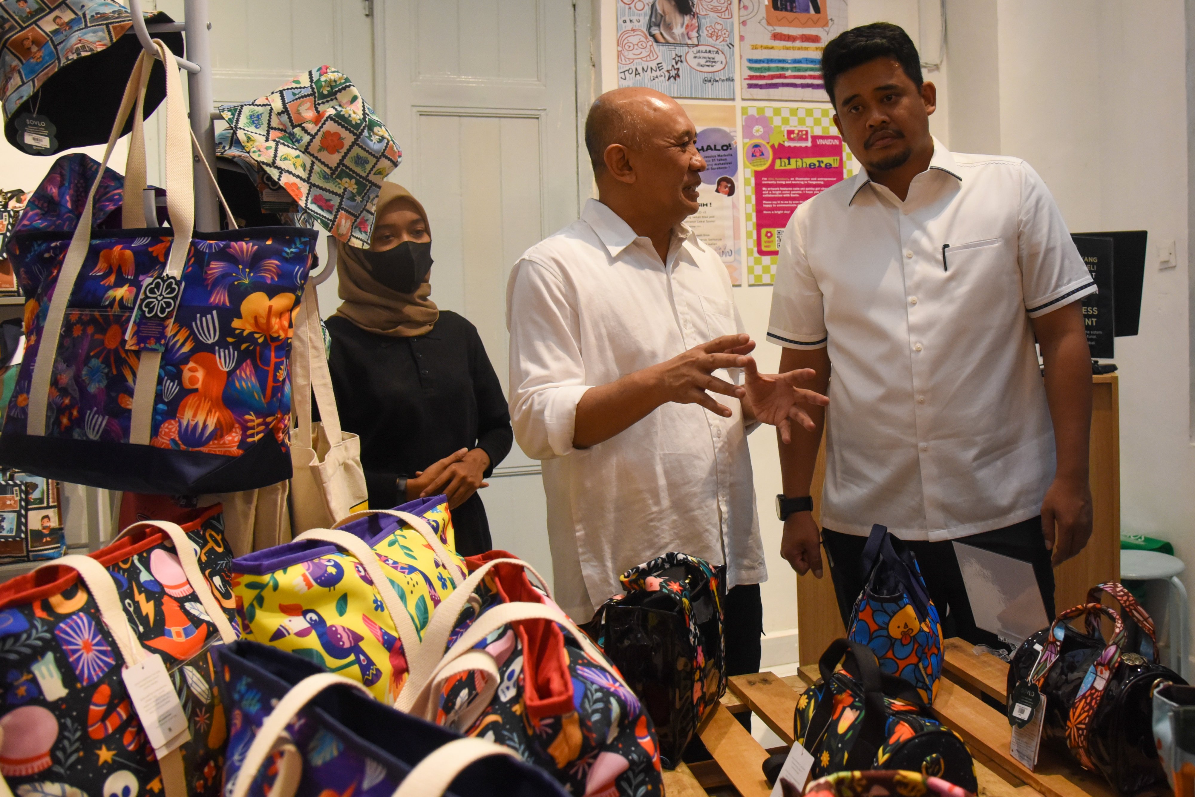 Menteri Koperasi dan Usaha Kecil Menengah Teten MasdukiÊ(tengah) didampingi Wali Kota Medan Bobby Nasution