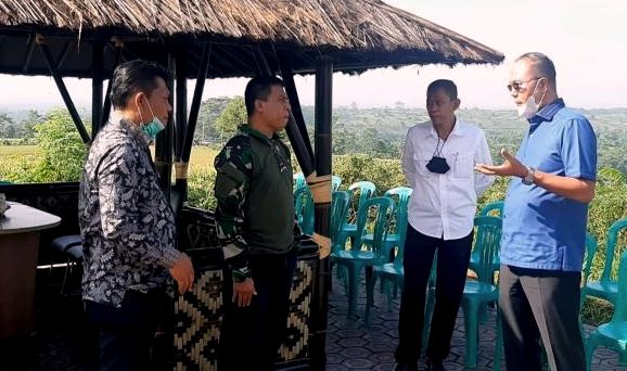 Ayep Zaki (baju biru) sedang memberikan penjelasan tentang pertanian.