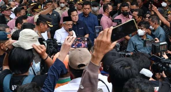 Wapres Ma'ruf Amin di tengah pengungsi terdampak kebakaran Depo Pertamina Plumpang, Jakarta Utara