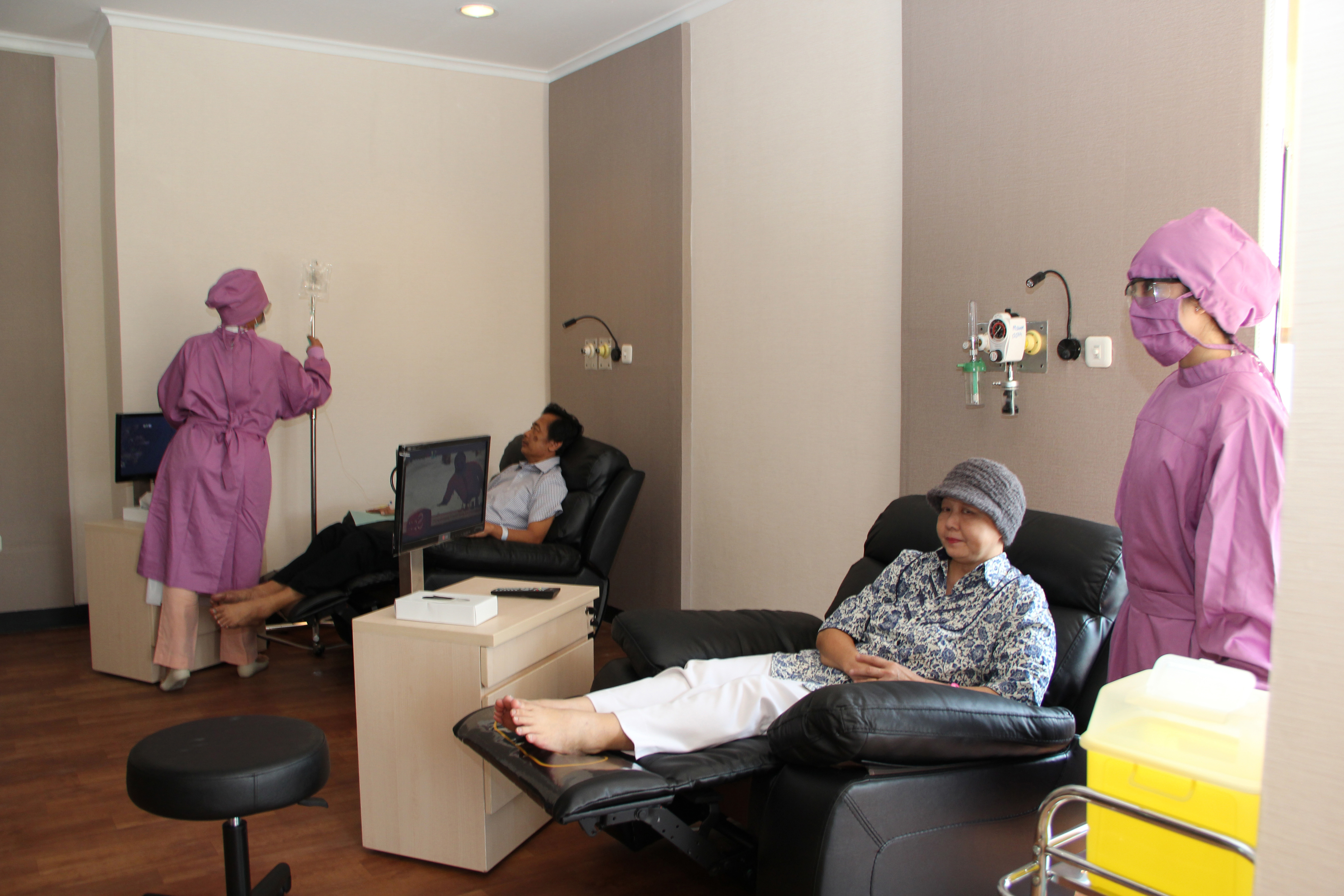 Pasien bersiap menjalani kemoterapi.