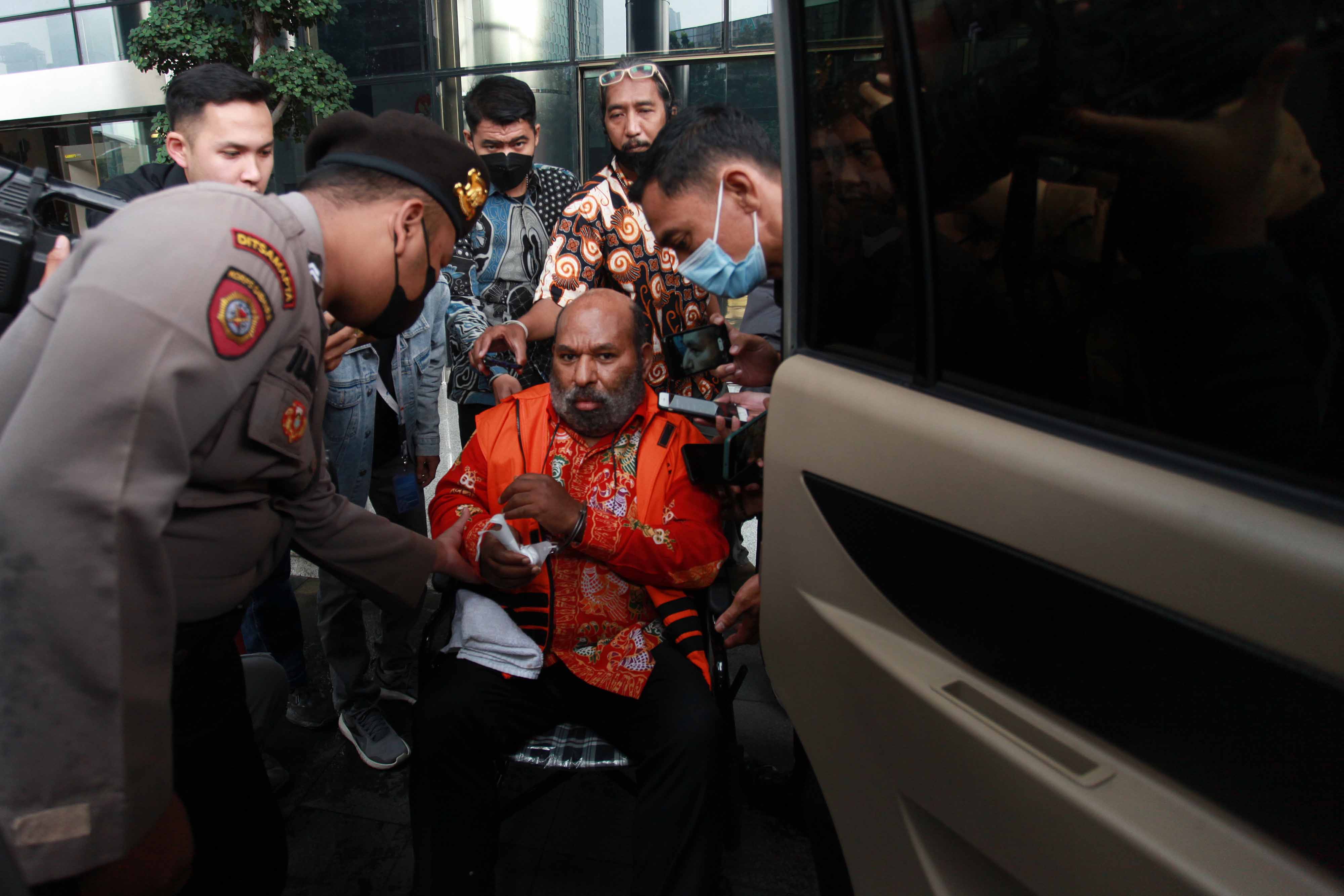  Tersangka Gubernur Papua nonaktif Lukas Enembe (tengah)