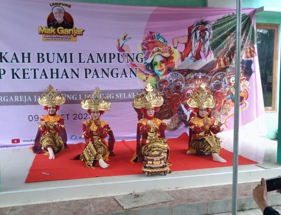 Ajang sedekah hasil bumi yang digelar Mak Ganjar Lampung dan masyarakat setempat