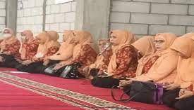 Ketua DWP Sultra Dra Wa Ode Munanah Asrun Lio (keempat dari kanan), saat mendatangi sebuah masjid di Kota Kendari.