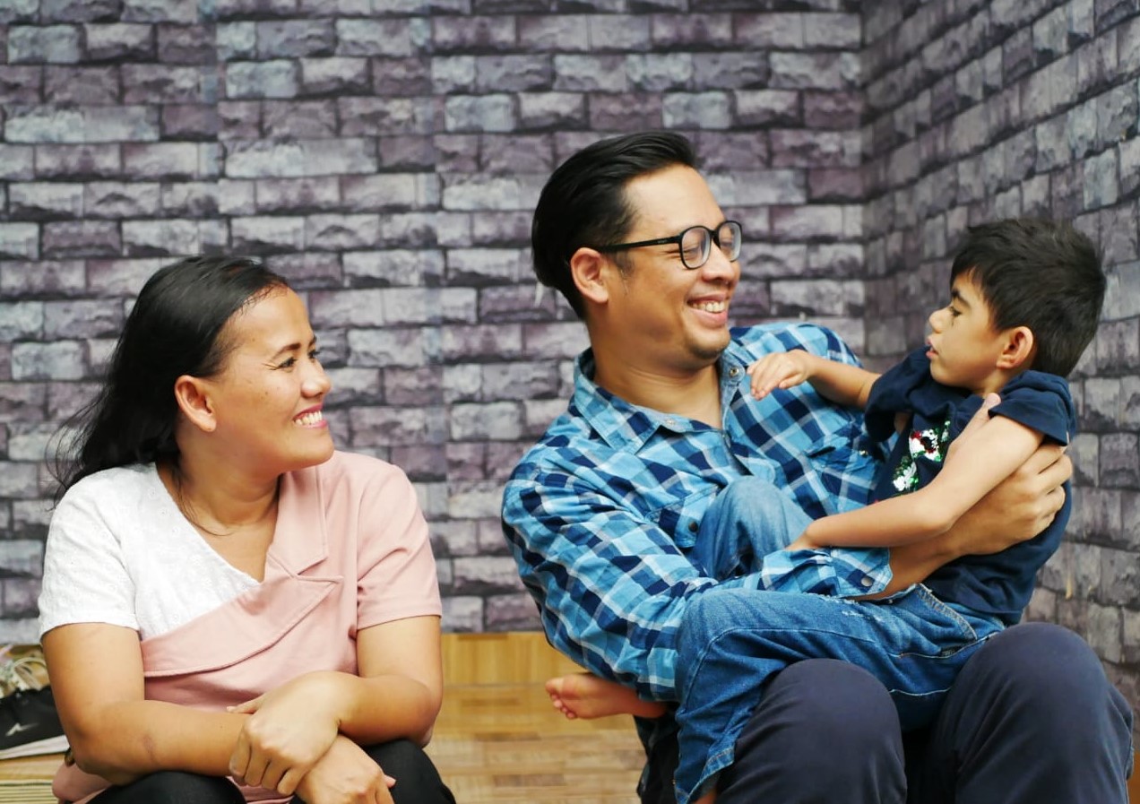 Arto Biantoro dengan salah satu penyandang Cornelia de Lange Syndrome.