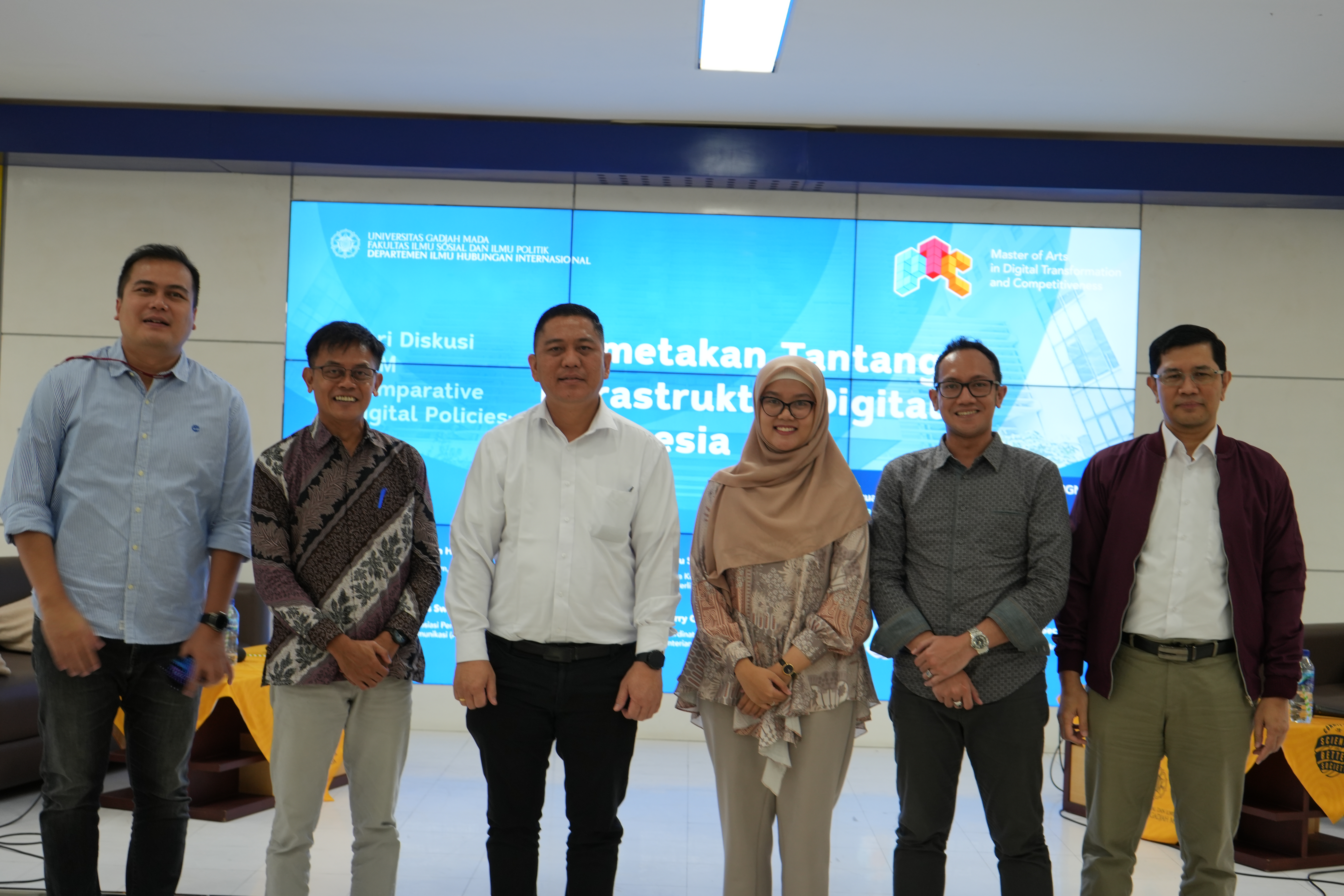 Pembicara berfoto bersama dalam diskusi UGM Comparative Digital Policies bertajuk Memetakan Tantangan Infrastruktur Digital Indonesia.