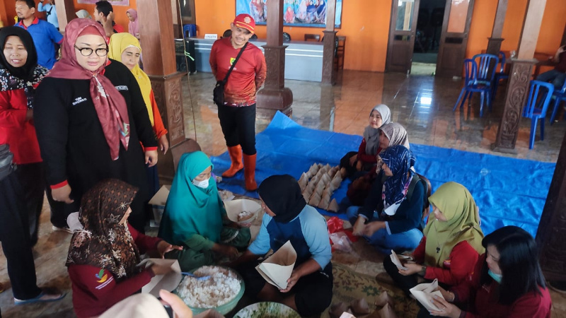 Bupati Sragen, Jawa Tengah, Kusdinar Untung Yuni Sukowati menyemangati ibu-ibu yang bergotong royong di dapur umum