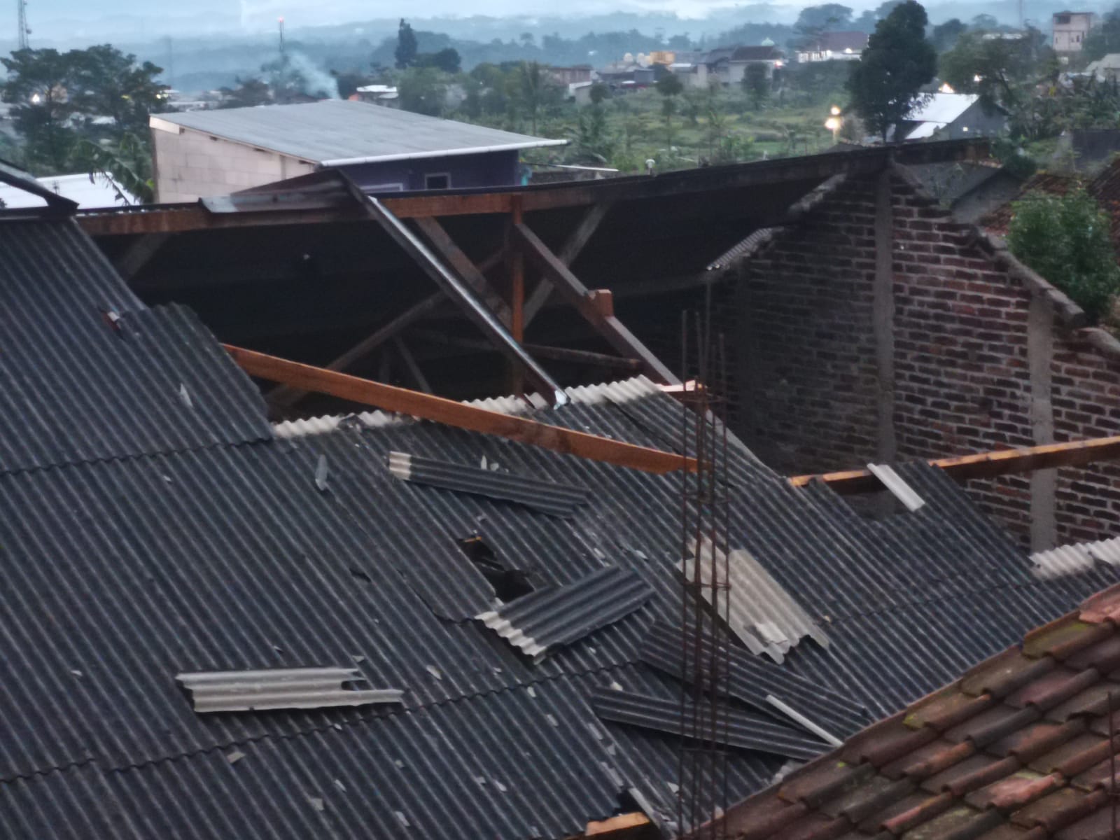 Puluhan rumah di Desa Sumberdalem, Kecamatan Kertek, Wonosobo, Jawa Tengah rusak dihajar angin puting beliung pada Rabu (1/3) petang